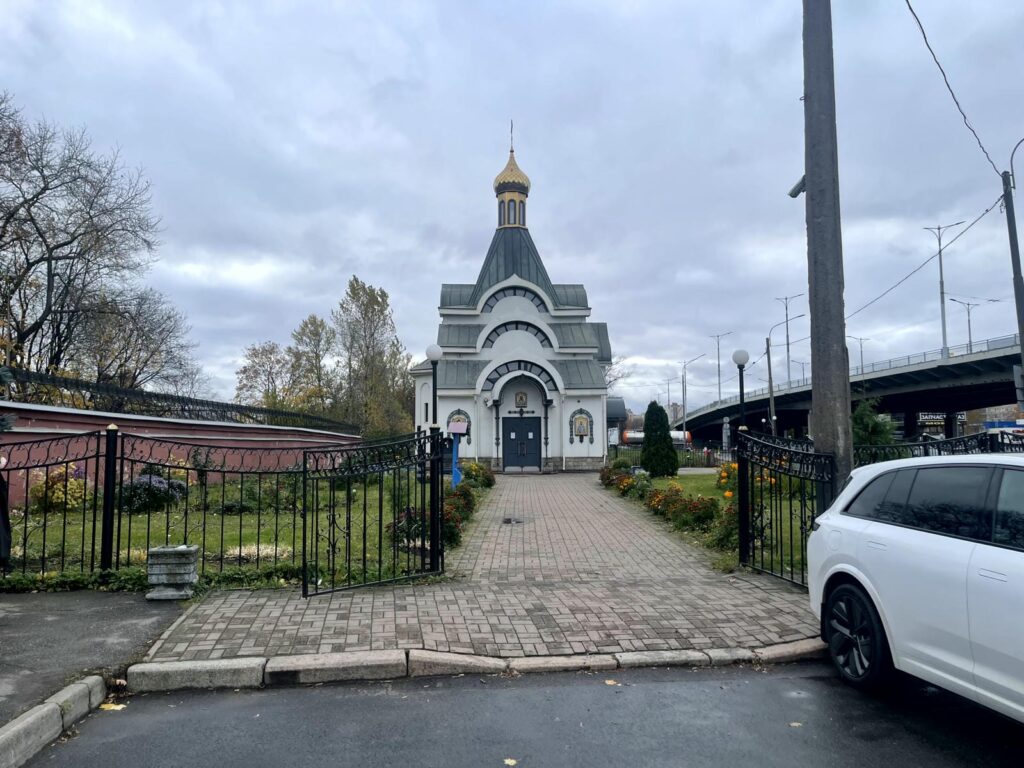 Красненькое кладбище храм