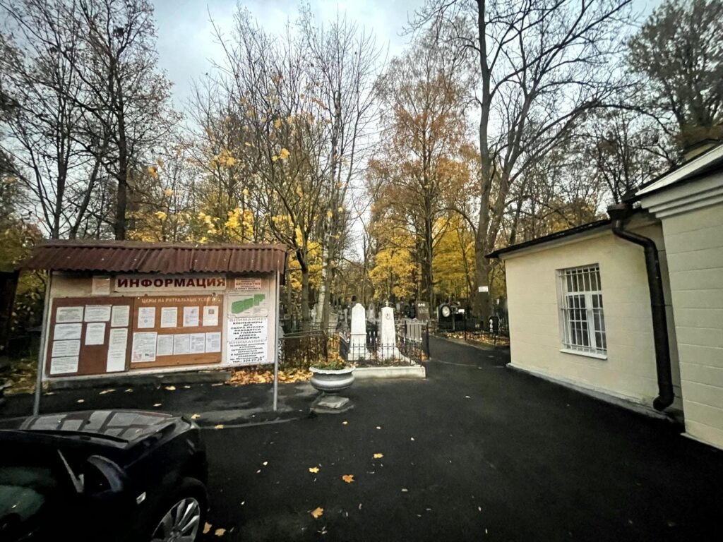 Большеохтинское кладбище внутри