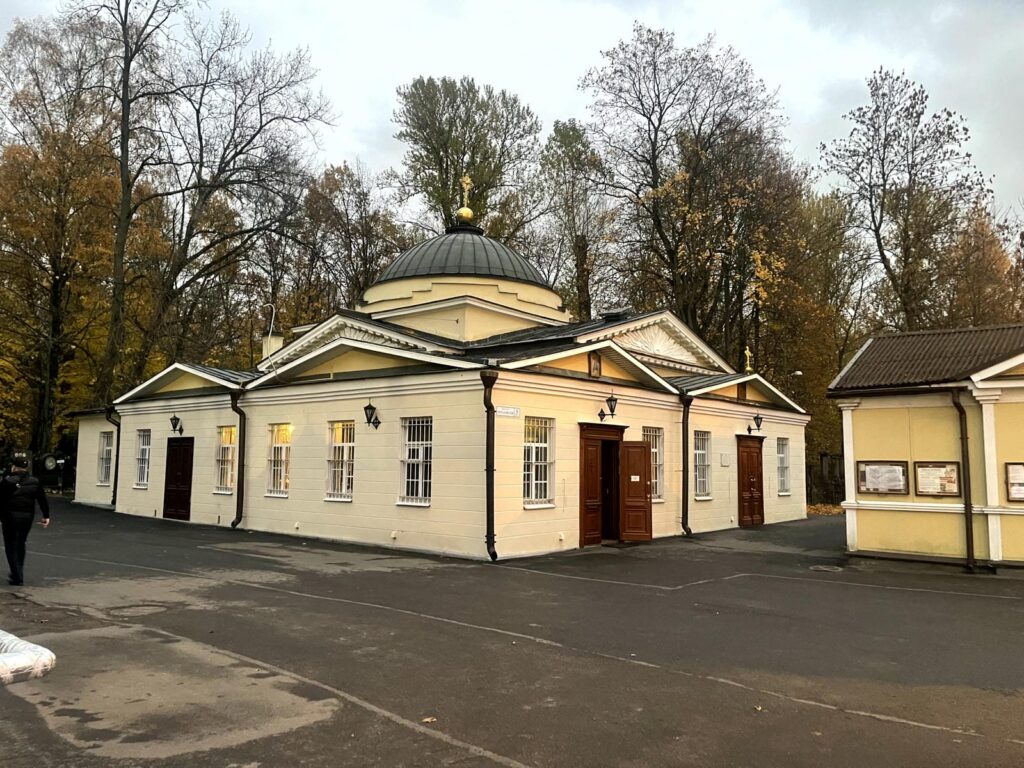 Большеохтинское кладбище внутри